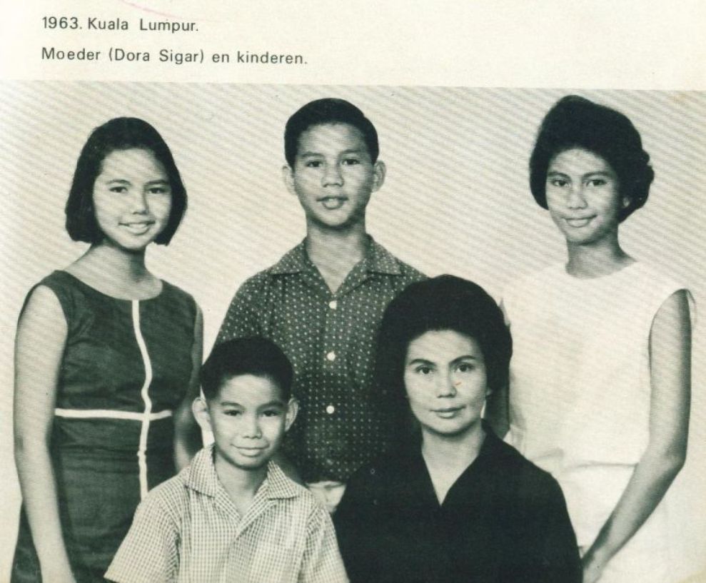 Dora Marie Sigar dan anak-anaknya. (wikipedia)